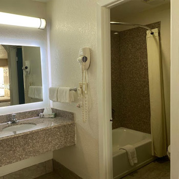 Online Hotel Rooms in Kermit, TX